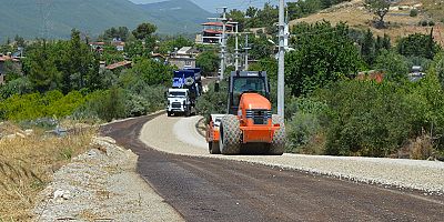 Manavgat Güzelyalı grup yolunda asfalt çalışması