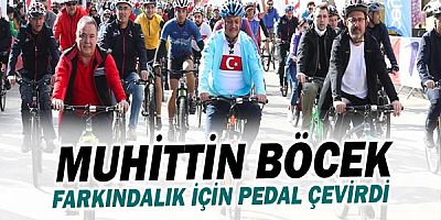 Muhittin Böcek iklim değişikliğine farkındalık için pedal çevirdi