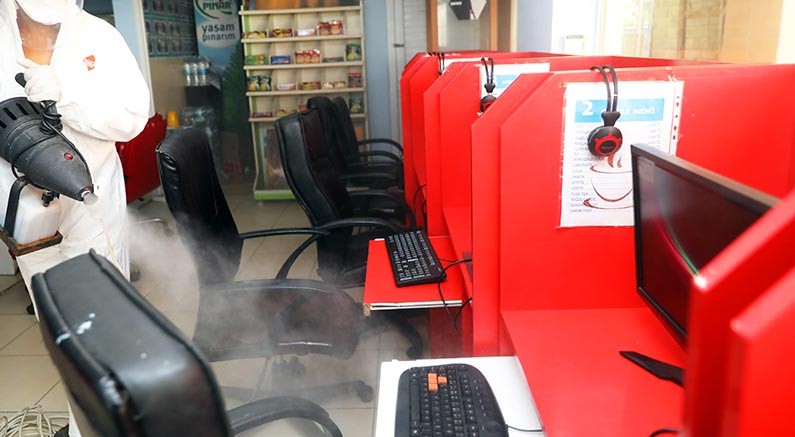 Alanya Belediyesi internet kafeleri dezenfekte ediyor