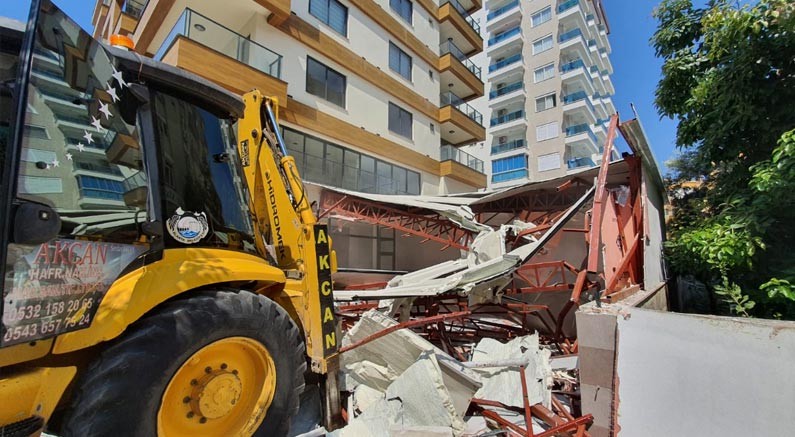 Alanya Belediyesi kaçak büroyu yıktı