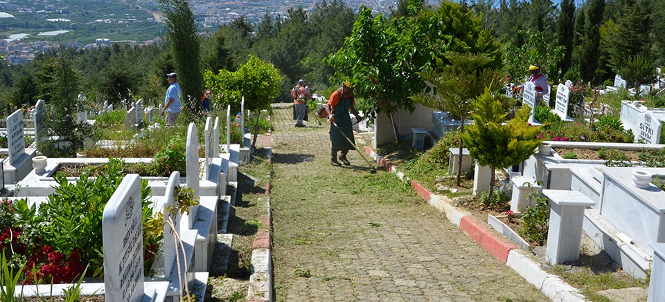 Alanya’da mezarlıklar bakıma alındı
