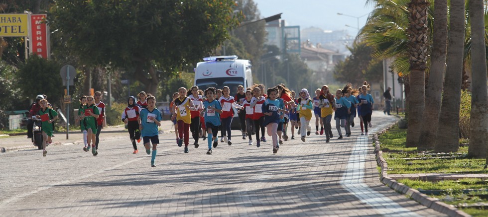 Alanya'da Okullararası Kros Yarışı yapıldı