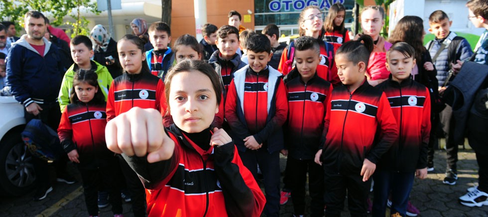 Başkan Topaloğlu'na karatecilerden araç teşekkürü