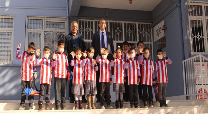 Elmalı’da 130 öğrenciye Antalyaspor forması hediye edildi!