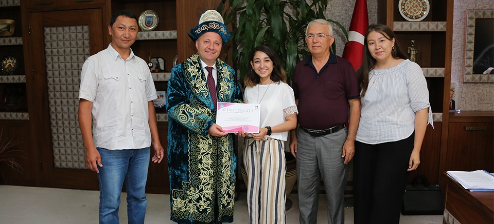 Kazak öğrencilerden rektöre teşekkür ziyareti...