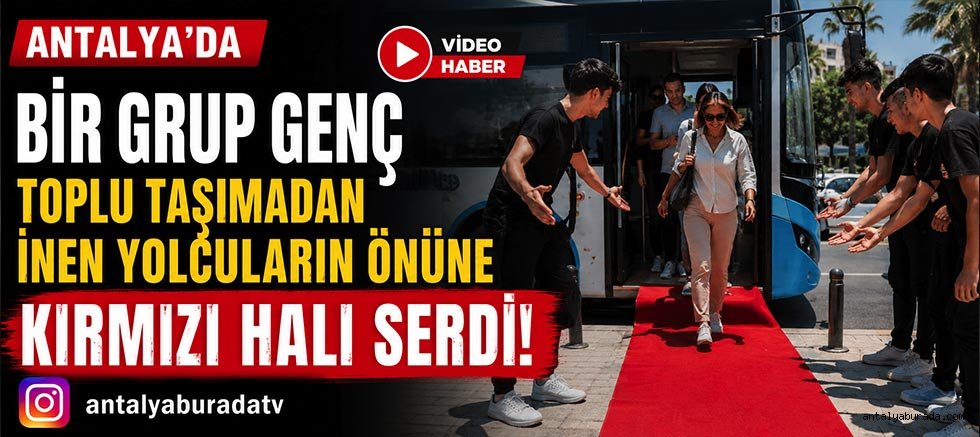 Antalya’da Bir Grup Genç Toplu Taşımadan İnen Yolcuların Önüne Kırmızı Halı Serdi!