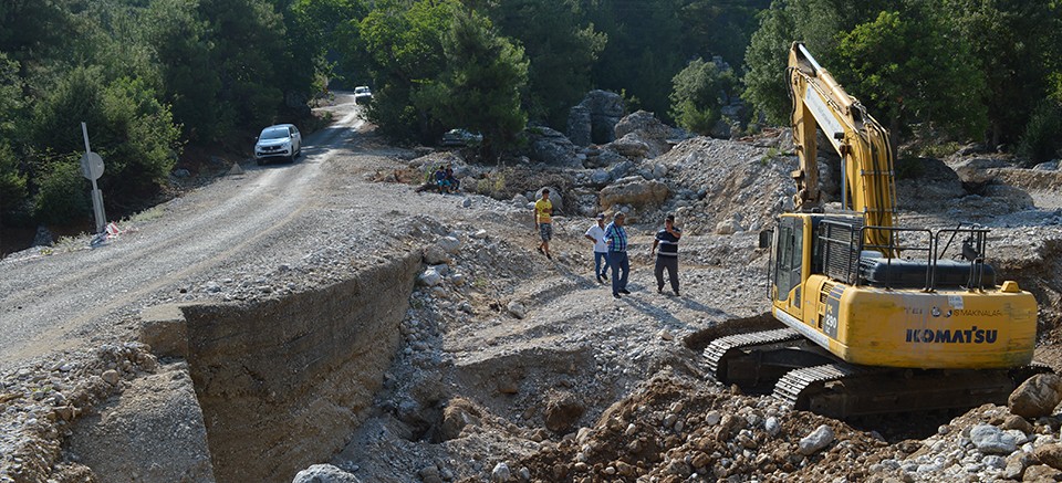 Manavgat Ballıbucak’da köprü bakım çalışması