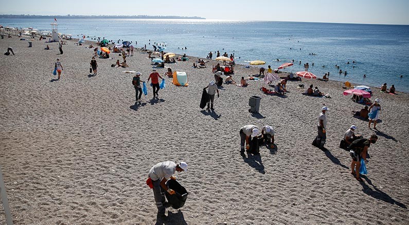 Muhtarlar ve vatandaşlar Konyaaltı Sahili’nde çöp topladı