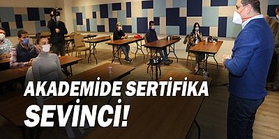Akademide sertifika sevinci!