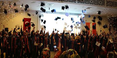 Akdeniz Üniversitesi'nde mezuniyet sevinci