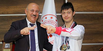 Alperen Menç, yüzmede engel tanımıyor!