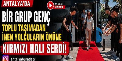 Antalya’da Bir Grup Genç Toplu Taşımadan İnen Yolcuların Önüne Kırmızı Halı Serdi!