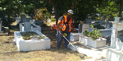 Antalya'da mezarlıklara bayram bakımı