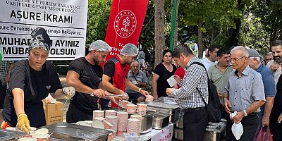 Antalya Vakıflar Bölge Müdürlüğü'nden aşure dağıtımı.