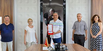 ANTÇEV’den Başkan Uysal’a plaket