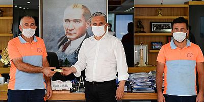 Buldukları mücevheri belediyeye teslim ettiler