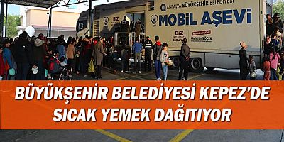 Büyükşehir Belediyesi Kepez’de sıcak yemek dağıtıyor
