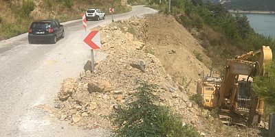 Büyükşehir’den Bıçakçı Üzümlü yoluna bakım 