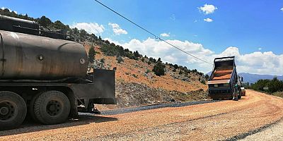 Elmalı yollarına bakım yapılıyor