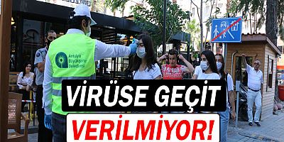 Kaleiçi’ne girişte ateş ölçümü yapılıyor.