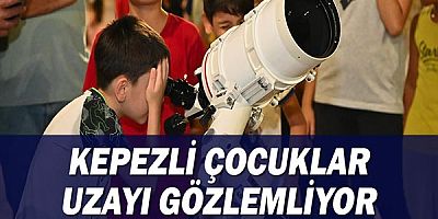Kepezli çocuklar uzayı gözlemliyor