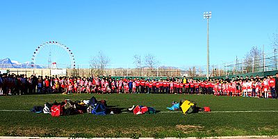 Minik kramponlar için sömestr turnuvası