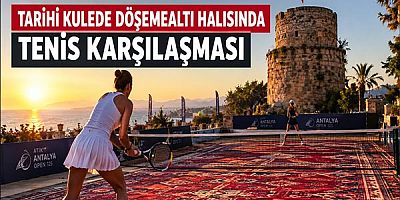 Tarihi Kulede Döşemealtı Halısında Tenis Karşılaşması