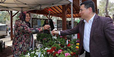 Tütüncü'den kadınlara kırmızı karanfil