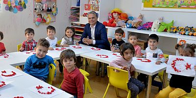 Ümit Uysal, küçük öğrencilerle