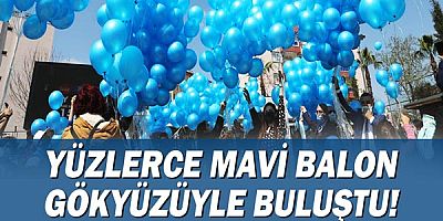 Yüzlerce mavi balon mavi gökyüzüyle buluştu