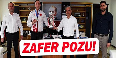 Zafer pozu!