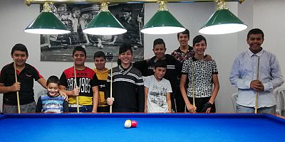 Zeytinköylü gençler ASSİM’de bilardo öğreniyor